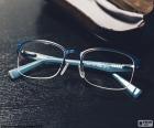 Очки можно рассматривать как модный аксессуар. Синие очки